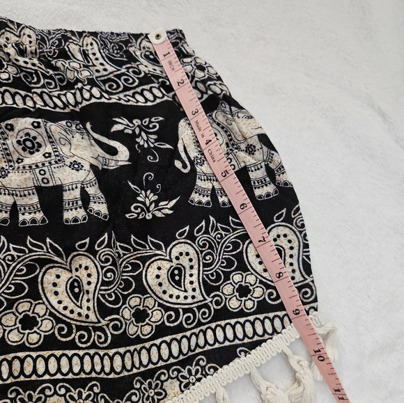 Small Elephant Print Shorts - Picture 6 of 9